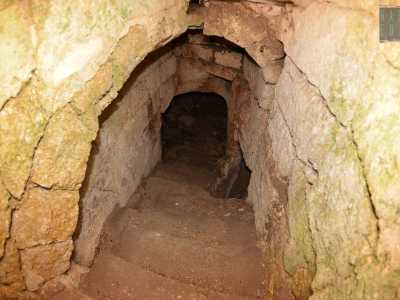 ...e ci permette di scendere lungo una scalinata in pietra ricavata nella roccia. La rampa conduce in un ambiente umido situato a cinque metri sotto il livello stradale